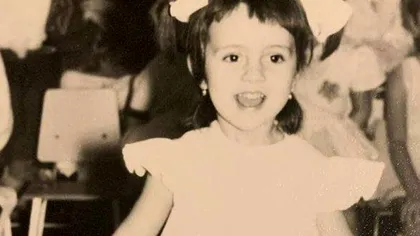 Fetița din imagine este acum o mare prezentatoare în România. O cunoști de la Antena 1