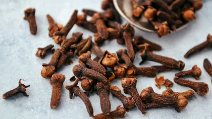 Locul din casă în care să pui cuişoare la început de septembrie. Aşa scapi de o mare problemă