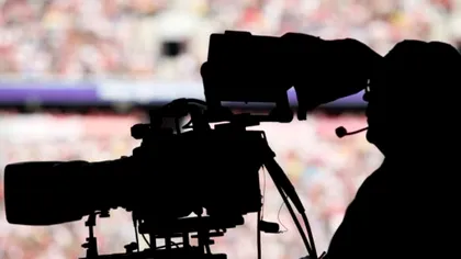 Prezentatorul din România care şi-a dat pantalonii jos în timpul emisiunii de faţă cu invitatul. Explicaţia gestului a devenit virală