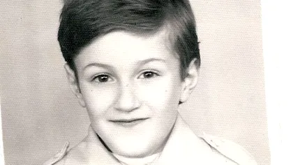 Recunoști băiețelul din imagine? Acum a ajuns unul dintre cei mai iubiți cântăreți din România FOTO