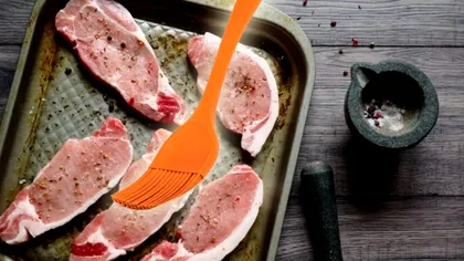 Cu ce să ungi friptura de porc înainte de a o pune în cuptor. Aşa va ieşi rumenă şi arătoasă