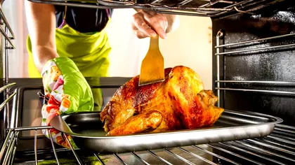Cu ce se unge puiul la cuptor ca să iasă auriu și gustos. Micul secret al bucătarilor din restaurantele de lux