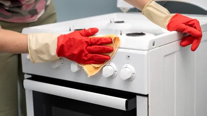 Cum elimini grăsimea de pe aragaz. Cele 4 ingrediente din bucătărie care îl vor face ca nou