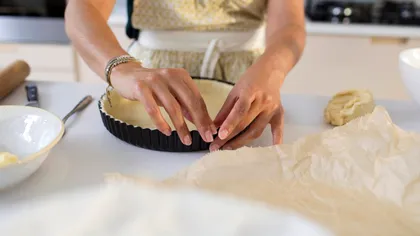 Cum faci foi de plăcintă exact ca la patiserie. Cât trebuie frământat aluatul și cât se lasă la dospit