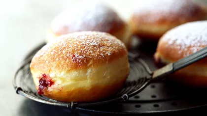 Cum se fac gogoșile umplute cu gem. Trucuri ca să iasă pufoase și aromate. Rețeta cu care nu vei da greș