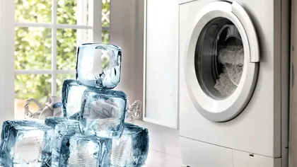 De ce să pui gheață în mașina de spălat. Secretul care te ajută să nu mai ai haine șifonate