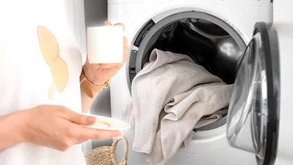Nu mai băga rufele pătate cu cafea, ciocolată, vin, ruj sau noroi direct în mașina de spălat. Ce e bine să le faci înainte