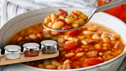 Secretul celei mai gustoase ciorbe de fasole. Ingredientul de aur care îi schimbă total gustul