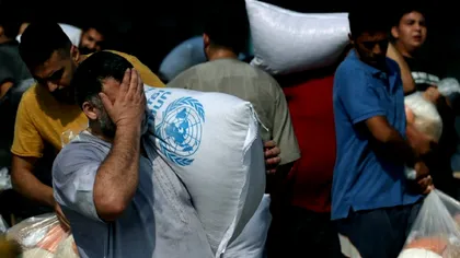 Haos general în Gaza. Mii de palestinieni disperaţi au intrat în depozitele de ajutoare de la ONU