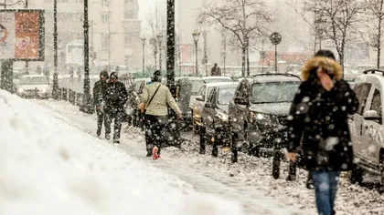 Strat de zăpadă serios în Capitală. Meteorologii atrag atenţia bucureştenilor: traficul rutier şi circulaţia feroviară, afectate