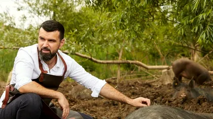 Tenorul-fermier Vlad Miriță are comenzi record la slăninuța de porc, de Sărbători: ”Pălinca, slănina și ceapa sunt cel mai bun medicament!” EXCLUSIV