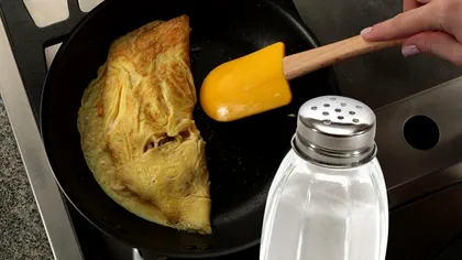 Când se pune sarea în omletă, de fapt, pentru un gust desăvârşit. Un bucătar iscusit a dezvăluit secretul său