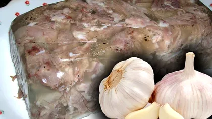 Cât usturoi se pune la piftie. Aşa va avea gustul perfect, tradiţional