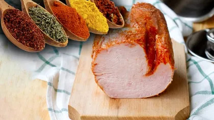 Ce condimente se pun la şunca de casă. Aşa iese aromată şi moale