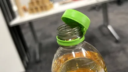 De ce sunt capacele atașate de sticle în prezent. Motivul important pentru schimbare