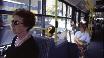 O româncă din Italia a făcut un atac de panică în autobuz după ce a rămas fără portofel. Gestul minunat al unei alte femei din țară