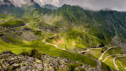 Reacţia a doi turişti străini când au văzut Transfăgărăşanul. Detaliul care i-a uimit, au recunoscut că nu se aşteptau: 