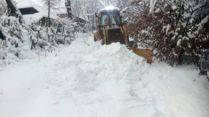 Lista drumurilor blocate din cauza viscolului. Vremea a lăsat sute de familii fără curent