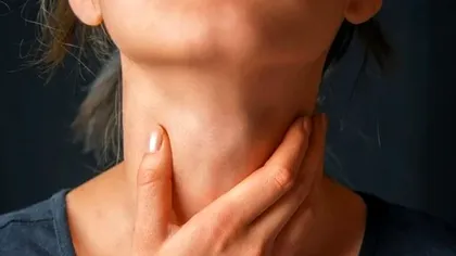 Ce faci dacă îţi rămâne un os de peşte în gât. Detaliul care te scapă de neplăceri