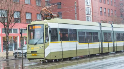 Bucureştenii, despre sacii misterioşi care se află în tramvaie. Ce conţin, de fapt. Mulţi s-au speriat