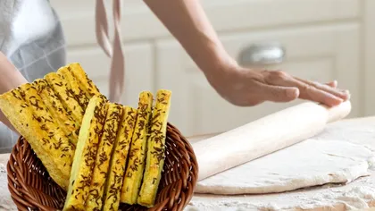 Sărăţele fragede, reţeta bunicii. Ingredientul care le face speciale, se topesc în gură