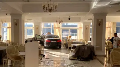 A venit cu BMW-ul la restaurant, dar 'a uitat' că nu are voie să intre cu el în local. S-a întâmplat în Băile Herculane, cum s-a scuzat şoferul VIDEO