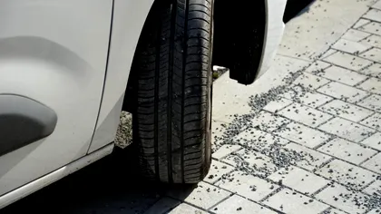 Legea din Codul Rutier pe care cei mai mulți șoferi din România nu o știu. Ai voie să parchezi mașina pe stradă și pe trotuar în același timp?