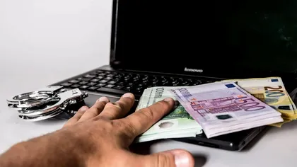 O pensionară a fost escrocată de peste 100.000 de euro pe internet. Ce i-au cerut 3 bărbați