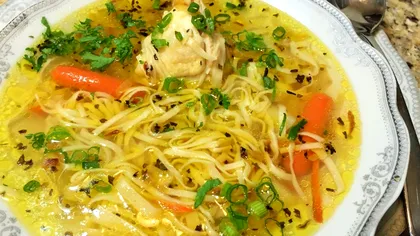 Supă de găină ca la bunica. Ce să pui în ea ca să iasă fix ca în copilărie