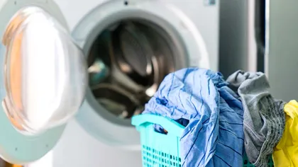 Trucul bunicii pentru haine mereu ca noi. Ce punea în apa pentru rufe pentru a păstra culorile vii