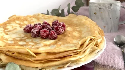 Ce trebuie să faci cu aluatul de clătite înainte de a-l pune în tigaie pentru a nu face cocoloaşe. Aşa procedează marii bucătari