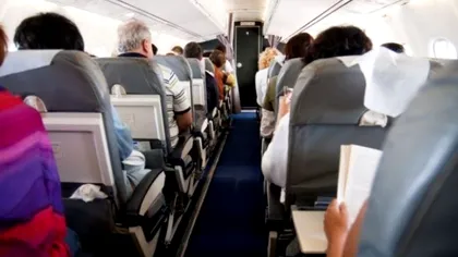 Un bărbat s-a așezat pe un scaun în avion, dar a fost imediat ridicat de ‘vecin’. De ce nu a fost lăsat să stea acolo