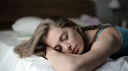 Ce se întâmplă dacă adormi cu televizorul deschis noaptea, de fapt. Specialiștii au dat răspunsul