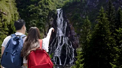 Alpii Transilvaniei, un loc unic în România. O cascadă superbă completează perfect frumuseţea zonei celebre în întreaga lume