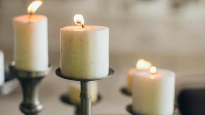 Ce înseamnă când visezi lumânări aprinse. Explicația pe care o dau specialiștii