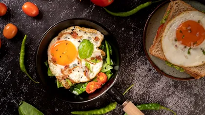 Ce să presari în tigaie, înainte să pui ouăle. Gustul va fi diferit, va avea mai multă aromă