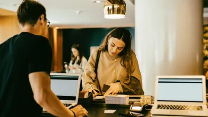 Cum poți obține facilități gratuite pentru camera ta de hotel. Trucurile care îți pot aduce mai mult confort, fără să plătești pentru el