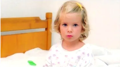 Fetiţa din imagine a devenit o cântăreaţă tare iubită în România. Şi tatăl ei e celebru, îţi dai seama cine este?