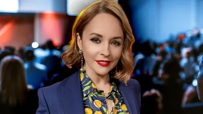 Andreea Marin, ravisantă la un eveniment monden. Vedeta a întinerit, iar rochia strâmtă i-a pus formele frumoase în evidenţă: 