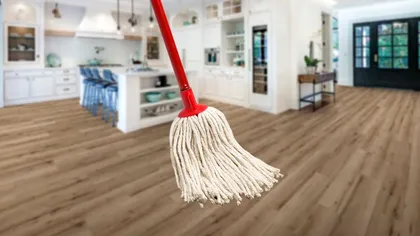 Ce să faci cu mopul înainte de a spăla podeaua din casă. Aşa te asiguri că nu împrăştii bacteriile în toate camerele
