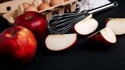 Desert cu un ou şi un măr. Reţeta face furori pe Facebook, toţi o laudă