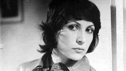 Tânăra din imagine e româncă și a ajuns o mare vedetă în filme. Nu ai cum să o uiți, a pozat provocator