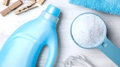 Cât detergent pudră punem la o spălare. Cum îți dai seama că e suficient pentru rufele tale