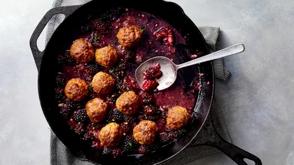 Cât timp se prăjesc chiftelele în tigaie. Pontul gospodinelor ca să iasă aurii și crocante, ca la mama acasă