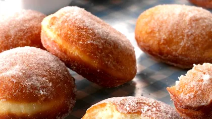 Cu ce să amesteci făina pentru aluatul de gogoși ca să iasă mult mai bune. Cresc mari și super pufoase cu acest ingredient