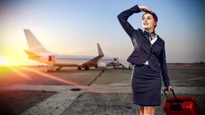 De ce te salută, de fapt, stewardesele când urci în avion. Nu este doar un simplu gest de politețe