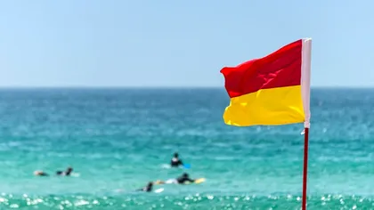 Ce înseamnă steagul galben sau violet pe plajă. Detaliul prețios de care să ții cont în vacanță