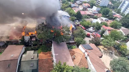 Incendiu puternic în cartierul Colentina din București. Ard mai multe case, pompierii intervin cu 12 autospeciale