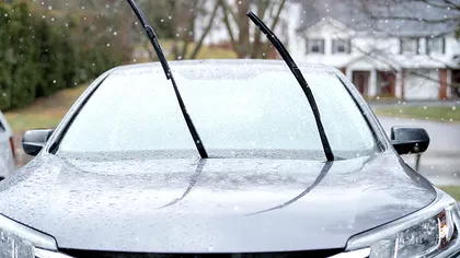 Gestul pentru care riști amendă în 2024. Prea puțini șoferi știu legea, ce probleme poți avea dacă găsești ridicate ștergătoarele de la parbriz