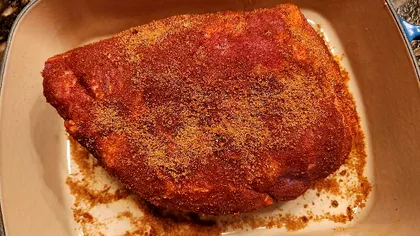 În ce să marinezi carnea de porc ca să se topească în gură. Combină aceste ingrediente pentru un gust cât mai delicios